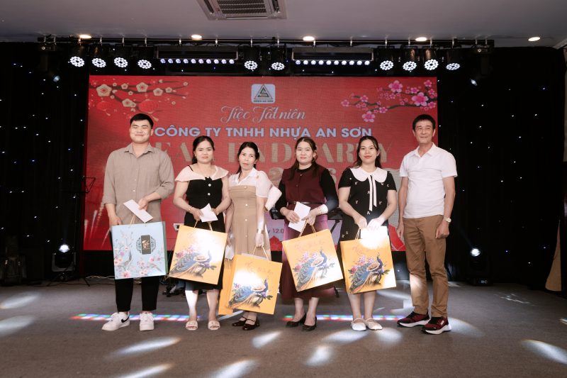 Các nhiên viên nhiệt tình tình . xuất sắc của Nhựa An Sơn