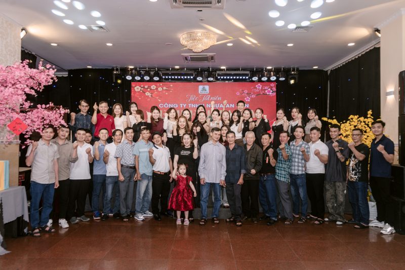 Tập thể ban lãnh đạo và nhân viên An Sơn